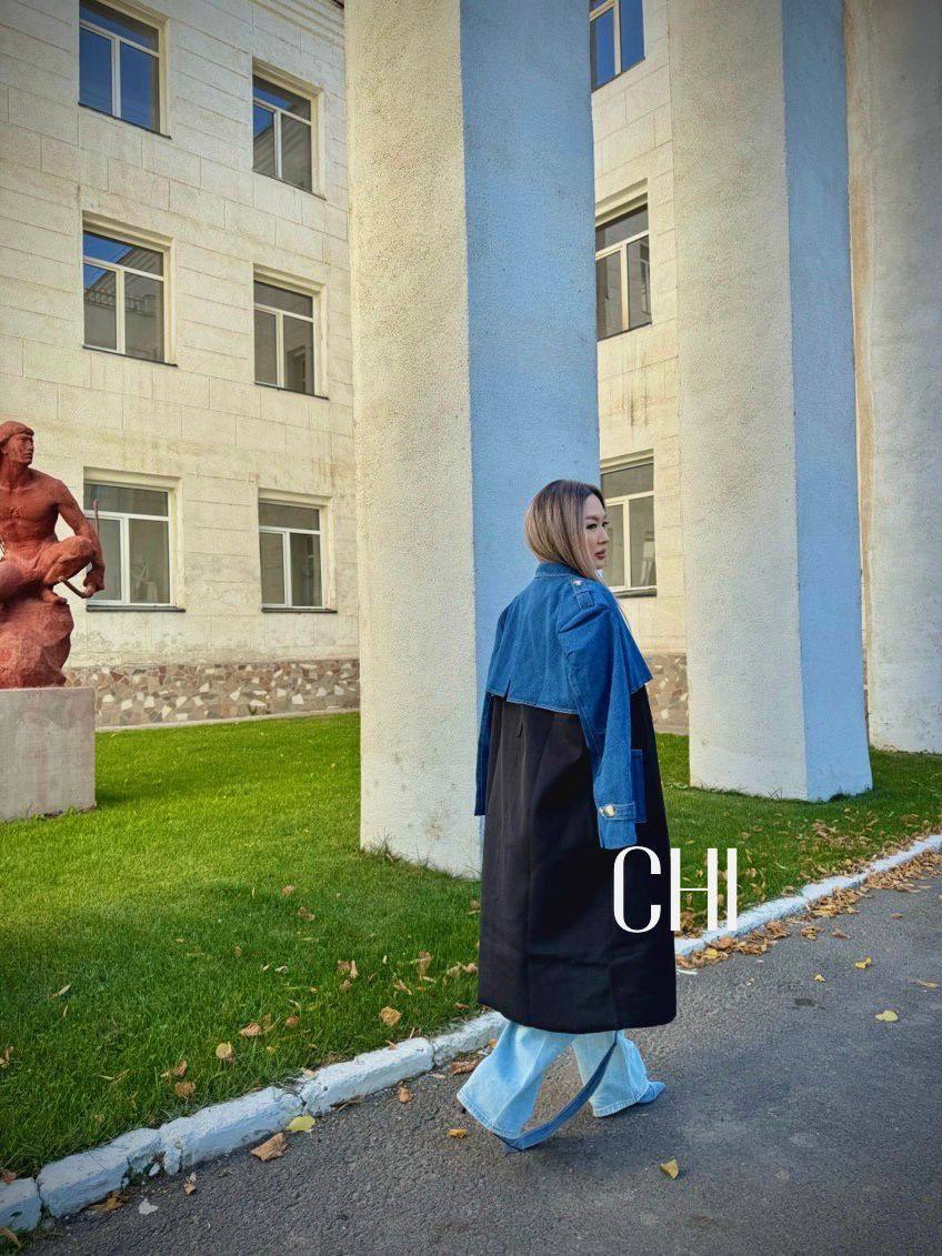 ▪️Стильные плащи с джинсовыми вставками и контрастными оттенками. Доступны в двух цветах: бежевый с синим и черный с синим. Идеальное сочетание классики и современности для вашего гардероба. Эти плащи подарят тепло и комфорт в прохладные дни.