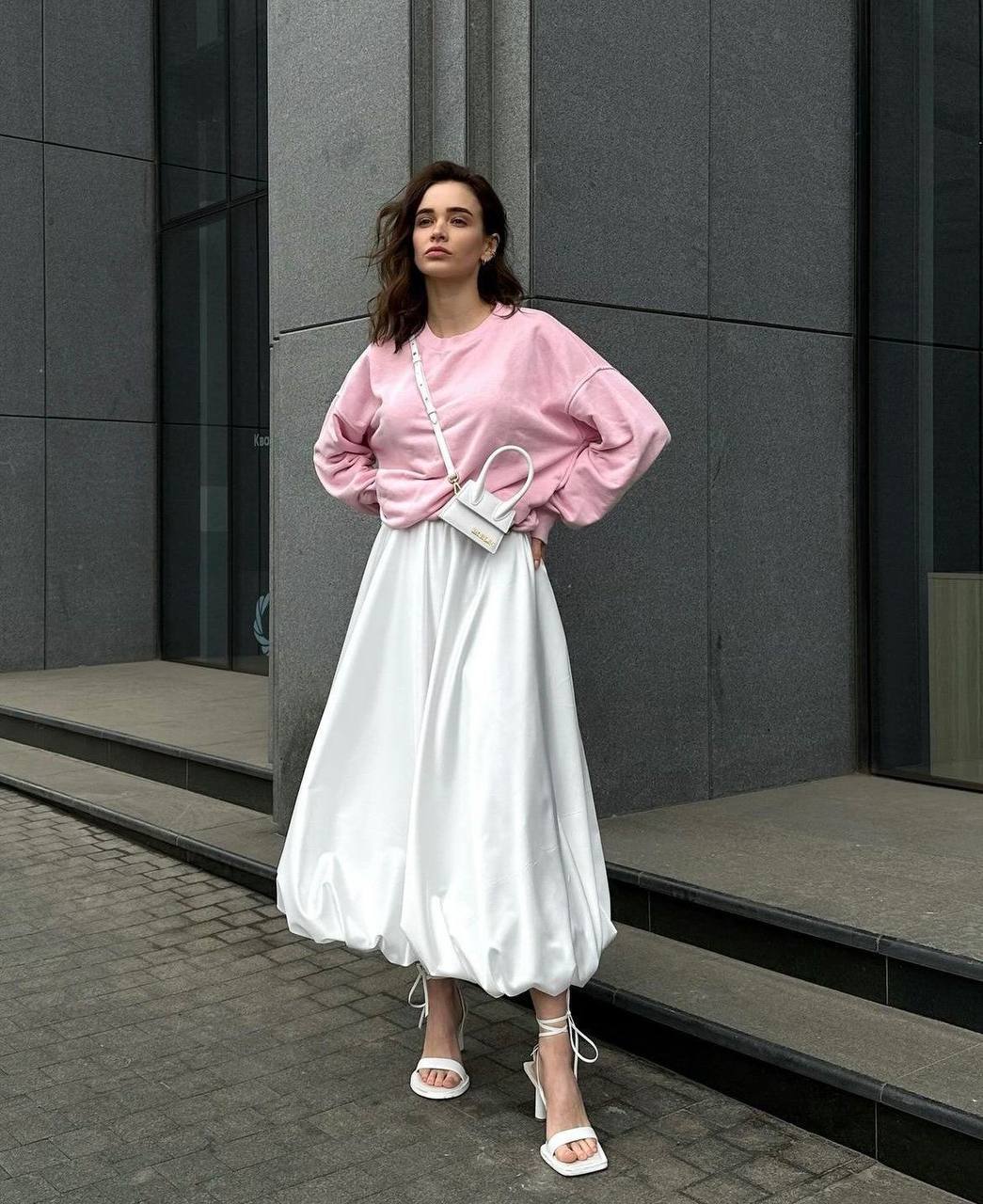 Юбка-баллон из дорогой ткани, идеально подходит для создания стильного образа. Легкая и воздушная, она прекрасно сидит на фигуре.Отличный выбор для особых случаев или повседневной носки.