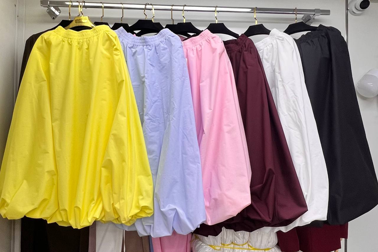 Юбка-баллон из дорогой ткани, идеально подходит для создания стильного образа. Легкая и воздушная, она прекрасно сидит на фигуре.Отличный выбор для особых случаев или повседневной носки.