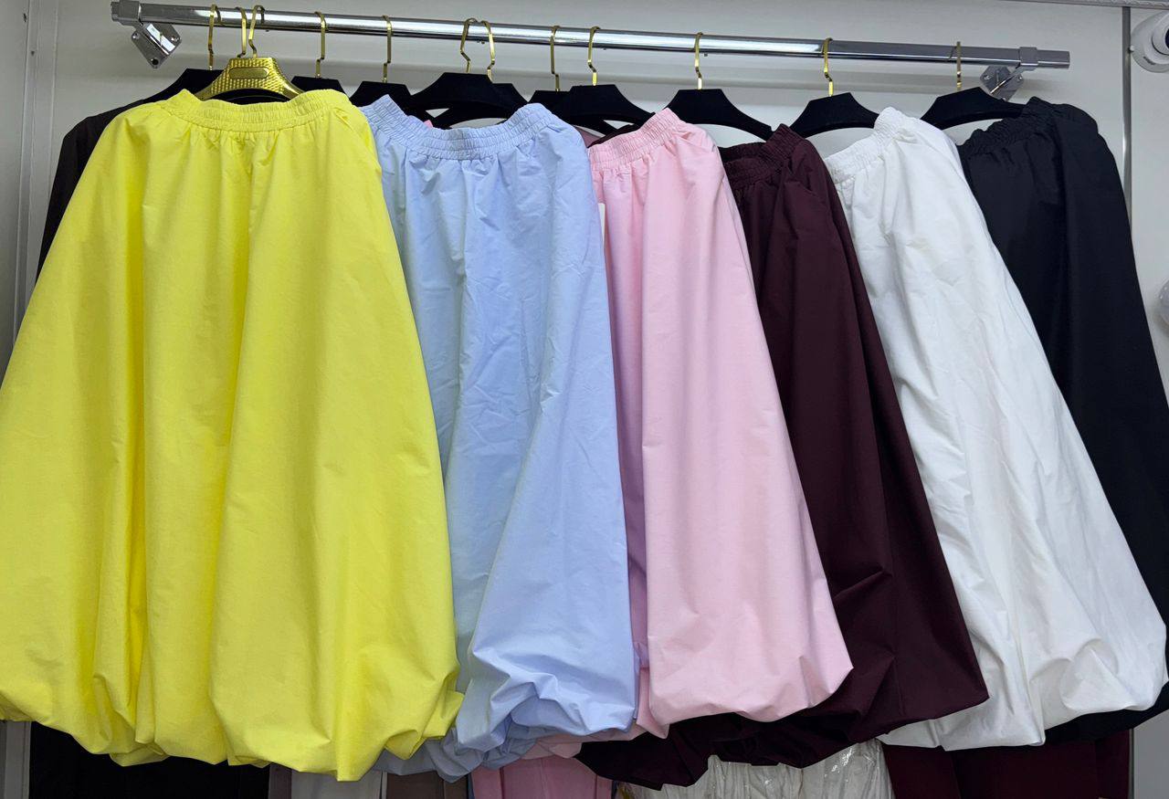 Юбка-баллон из дорогой ткани, идеально подходит для создания стильного образа. Легкая и воздушная, она прекрасно сидит на фигуре.Отличный выбор для особых случаев или повседневной носки.