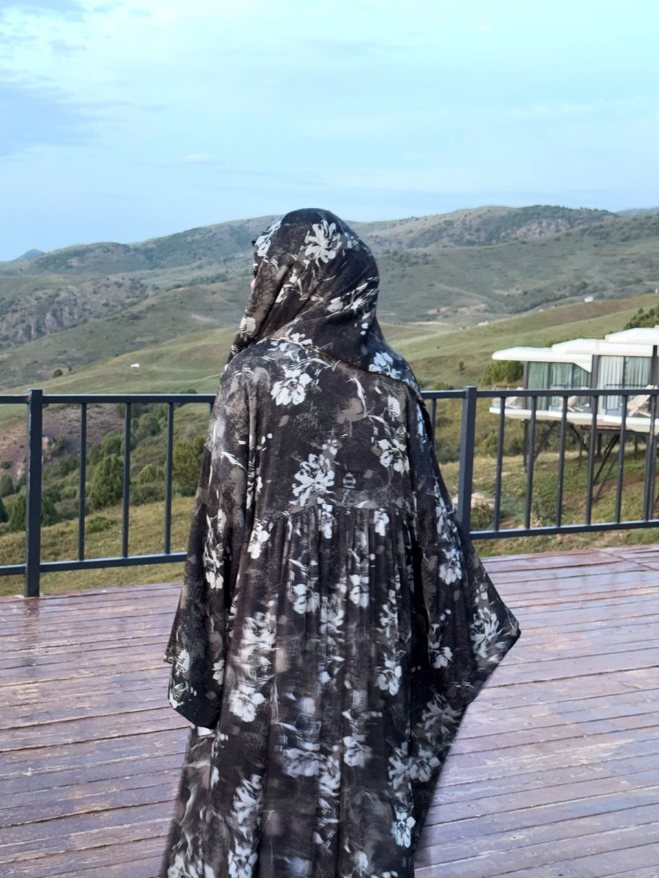 Новинка 
Платья с пришитым палантином из натурального р...