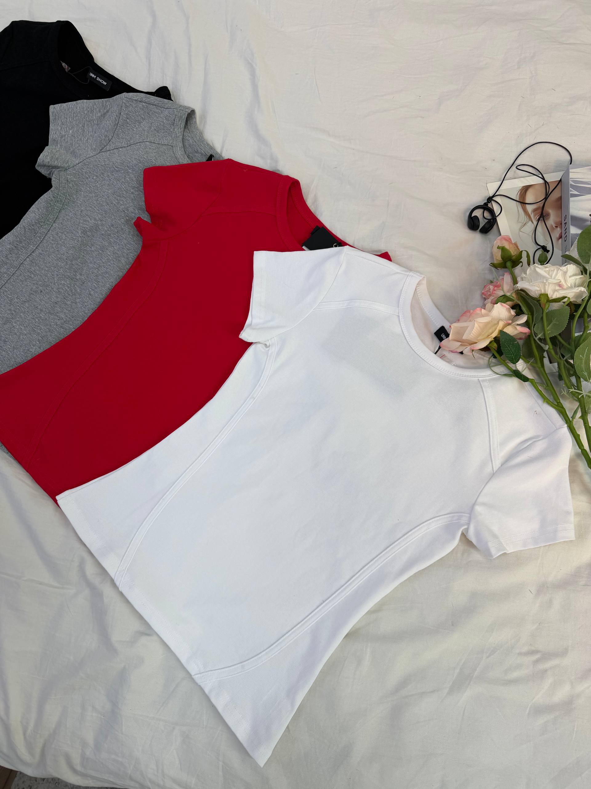 Футболка с акцентным кроем