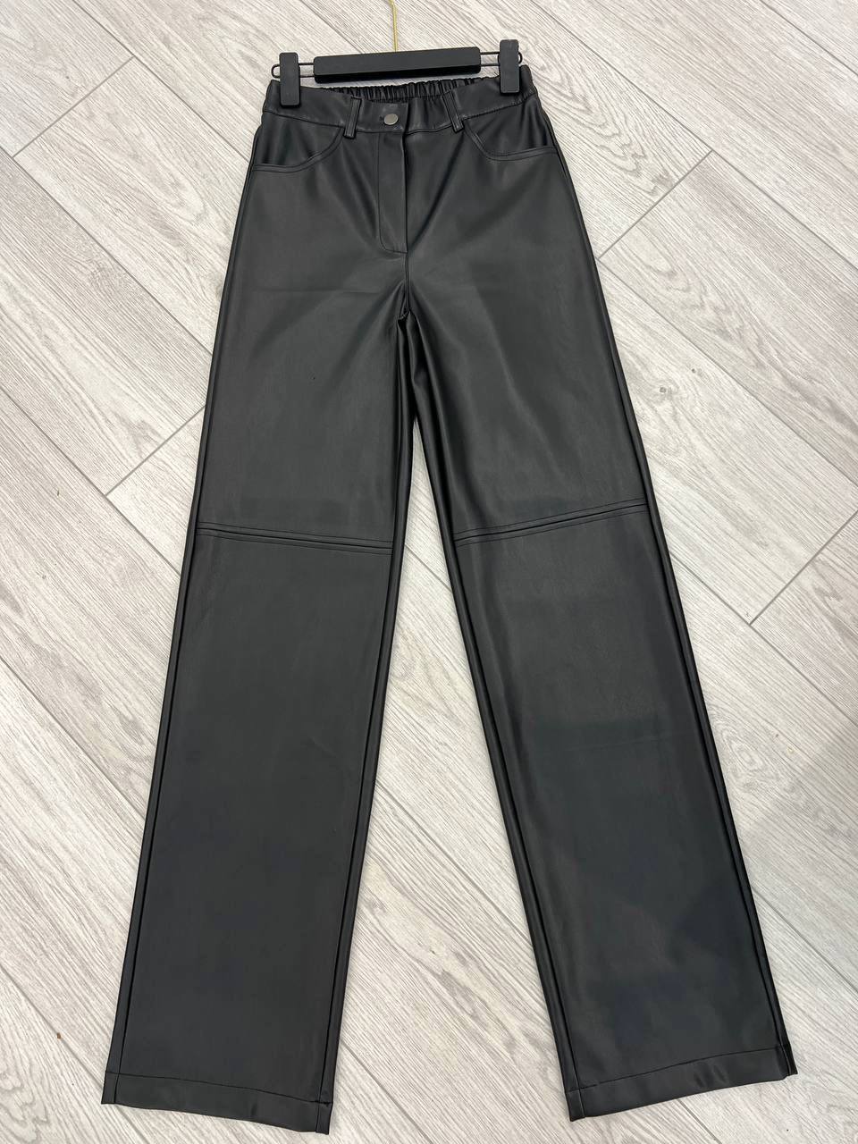 Кожаные брюки на флисе
Прямой фасон Straight Fit🫶🏻
Крой...
