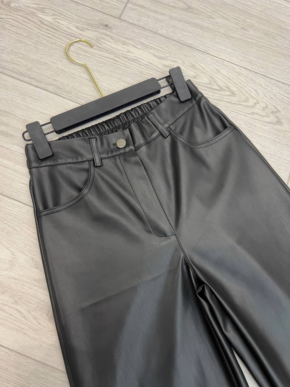 Кожаные брюки на флисе
Прямой фасон Straight Fit🫶🏻
Крой...