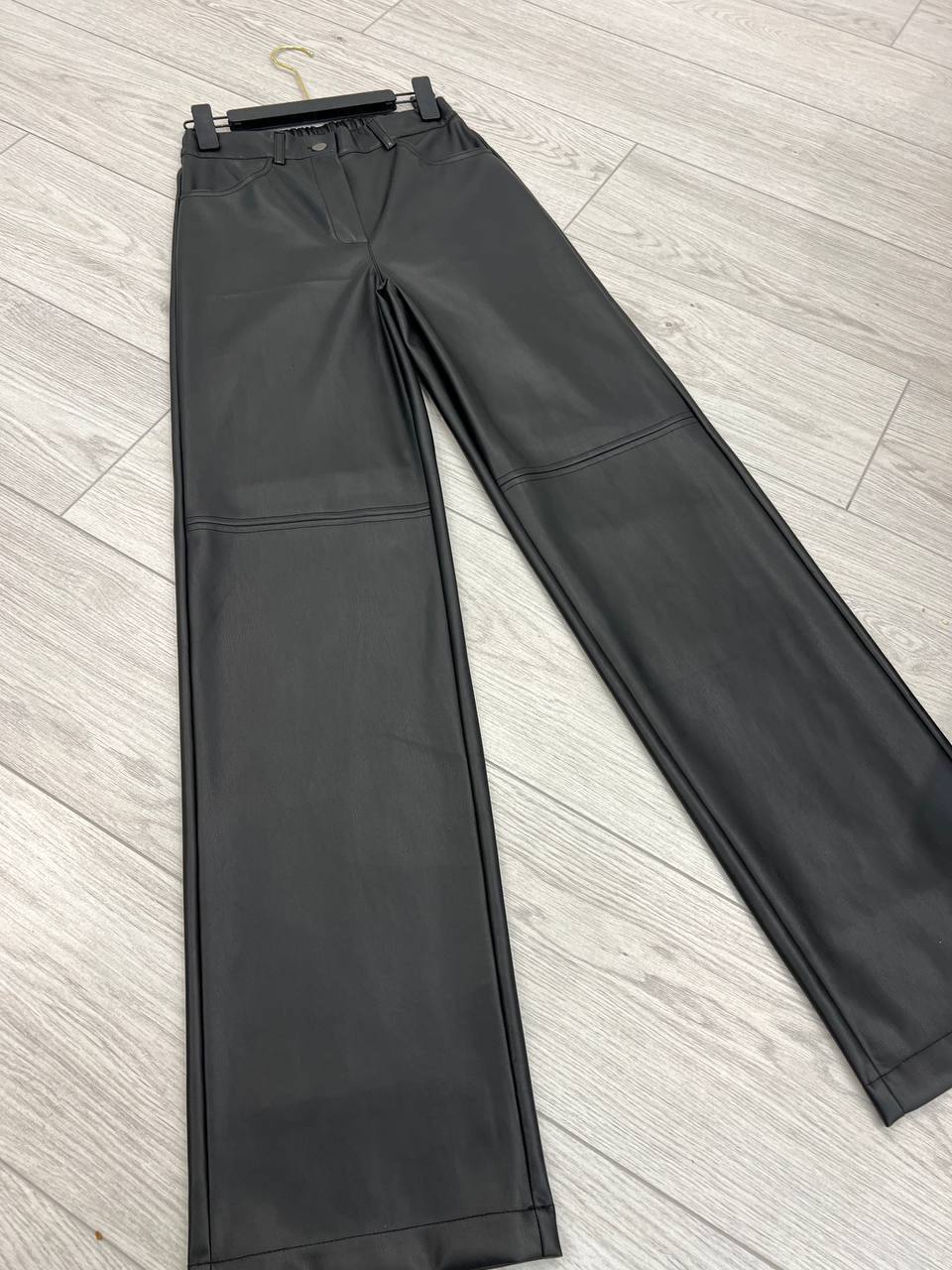 Кожаные брюки на флисе
Прямой фасон Straight Fit🫶🏻
Крой...