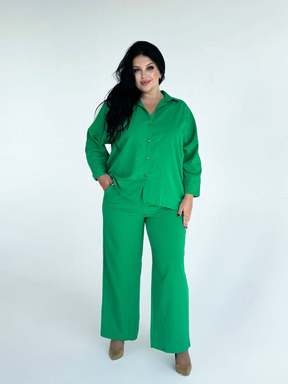Рубашка свободного кроя и широкие брюки создают
совреме...