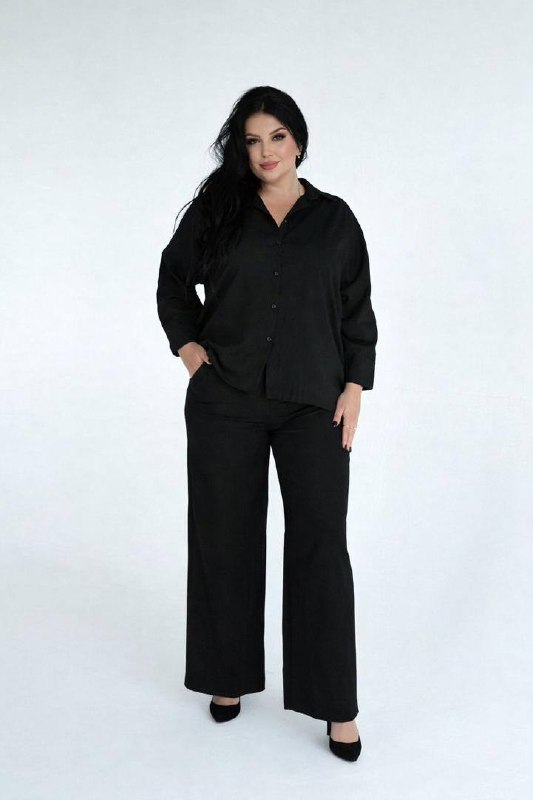 Рубашка свободного кроя и широкие брюки создают
совреме...