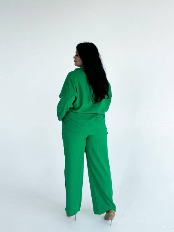 Рубашка свободного кроя и широкие брюки создают
совреме...