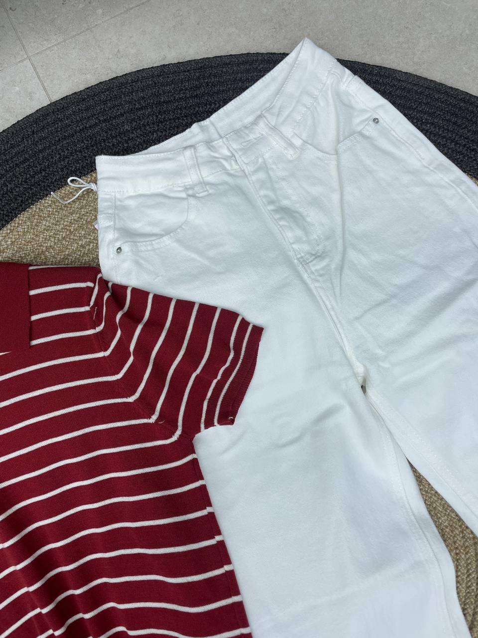 В наличии прямые белые джинсы