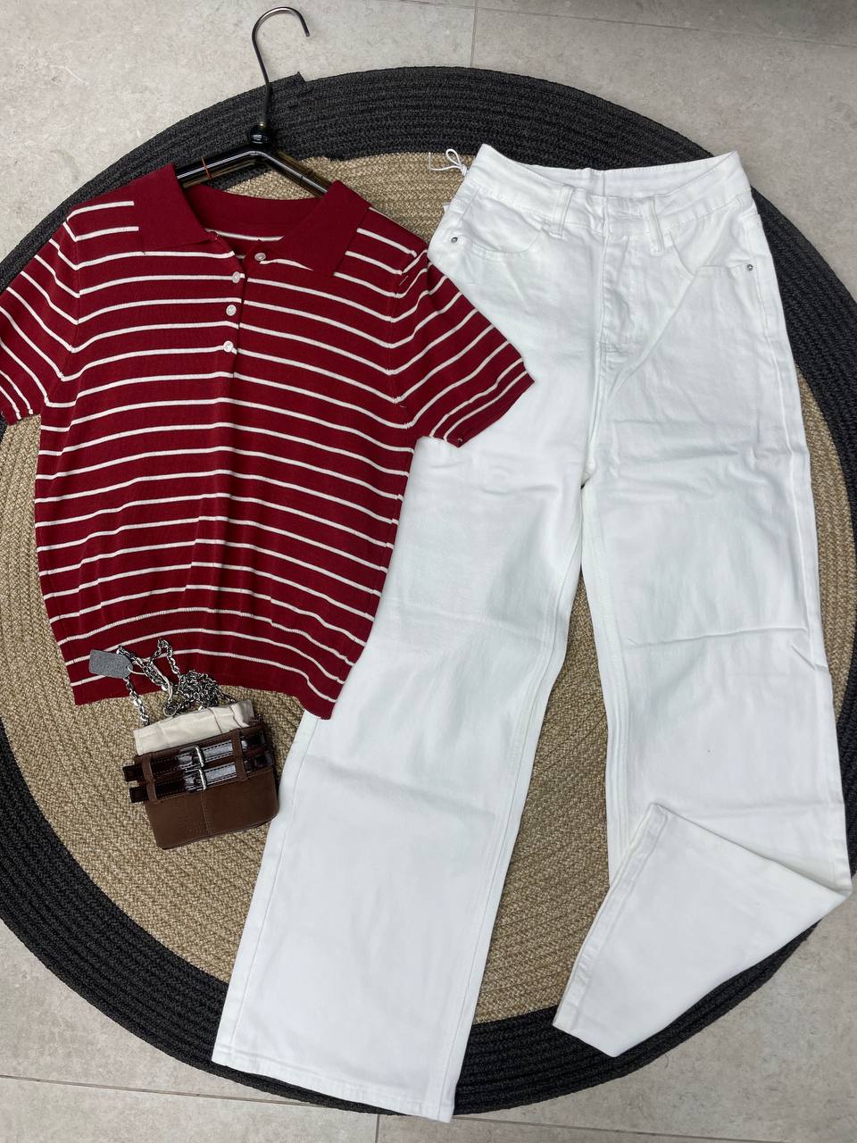 В наличии прямые белые джинсы