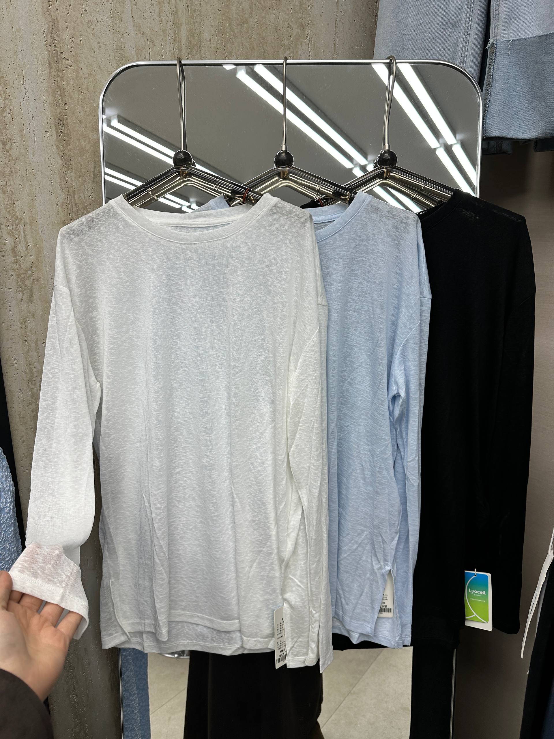 Design by Korea 🌟
В наличии базовые тоненькие лонгсливы...