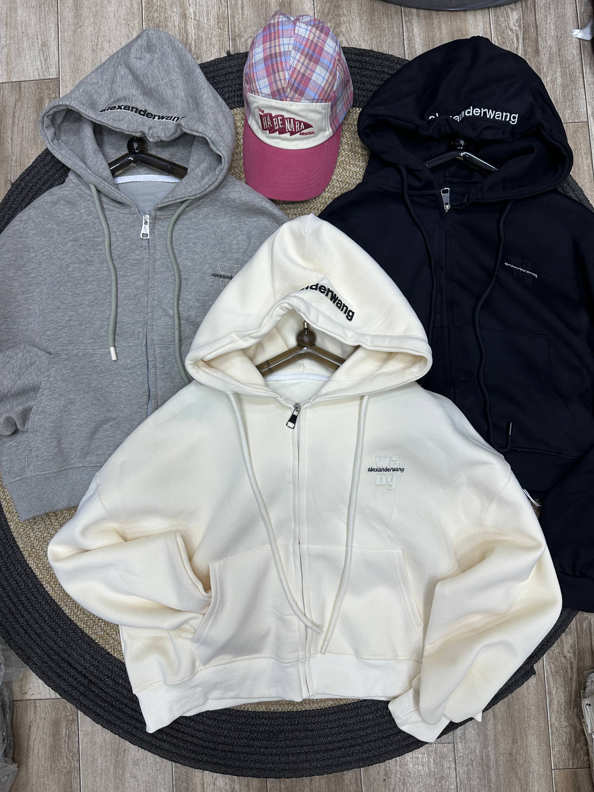Design by Korea 🍂
В наличии худи  на молнии😍