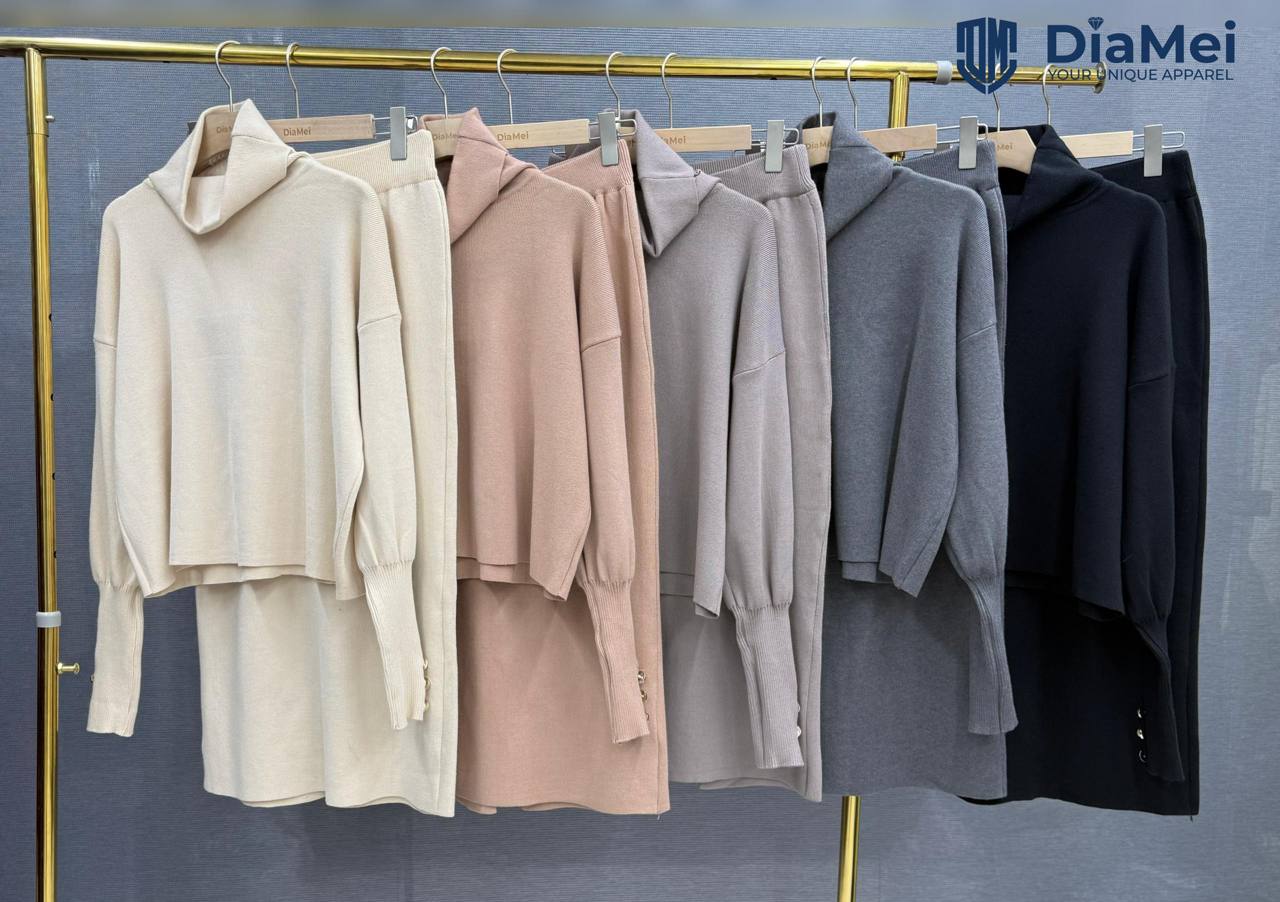 Трикотажная двойка с воротом-шалькой и рукавами-фонарик...