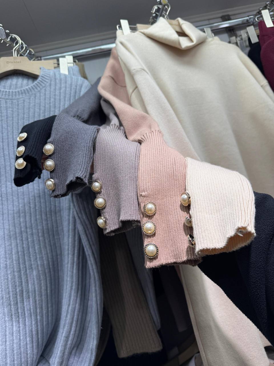 Трикотажная двойка с воротом-шалькой и рукавами-фонарик...