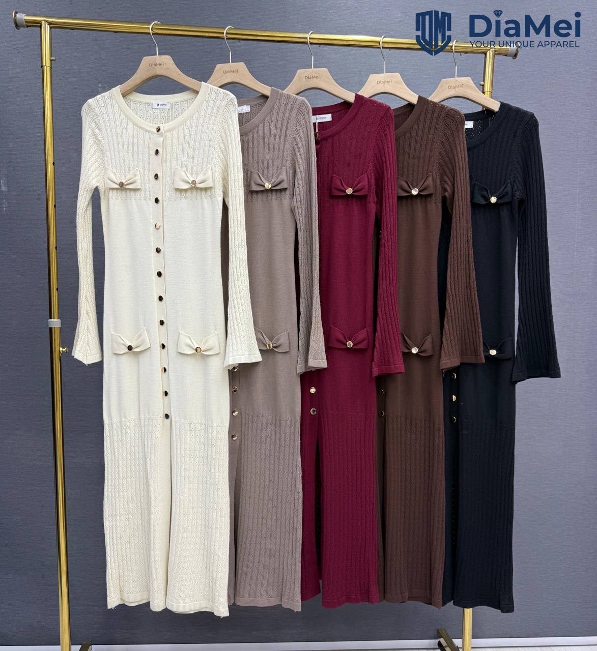 Вязаное платье с бантиками и золотистой фурнитурой