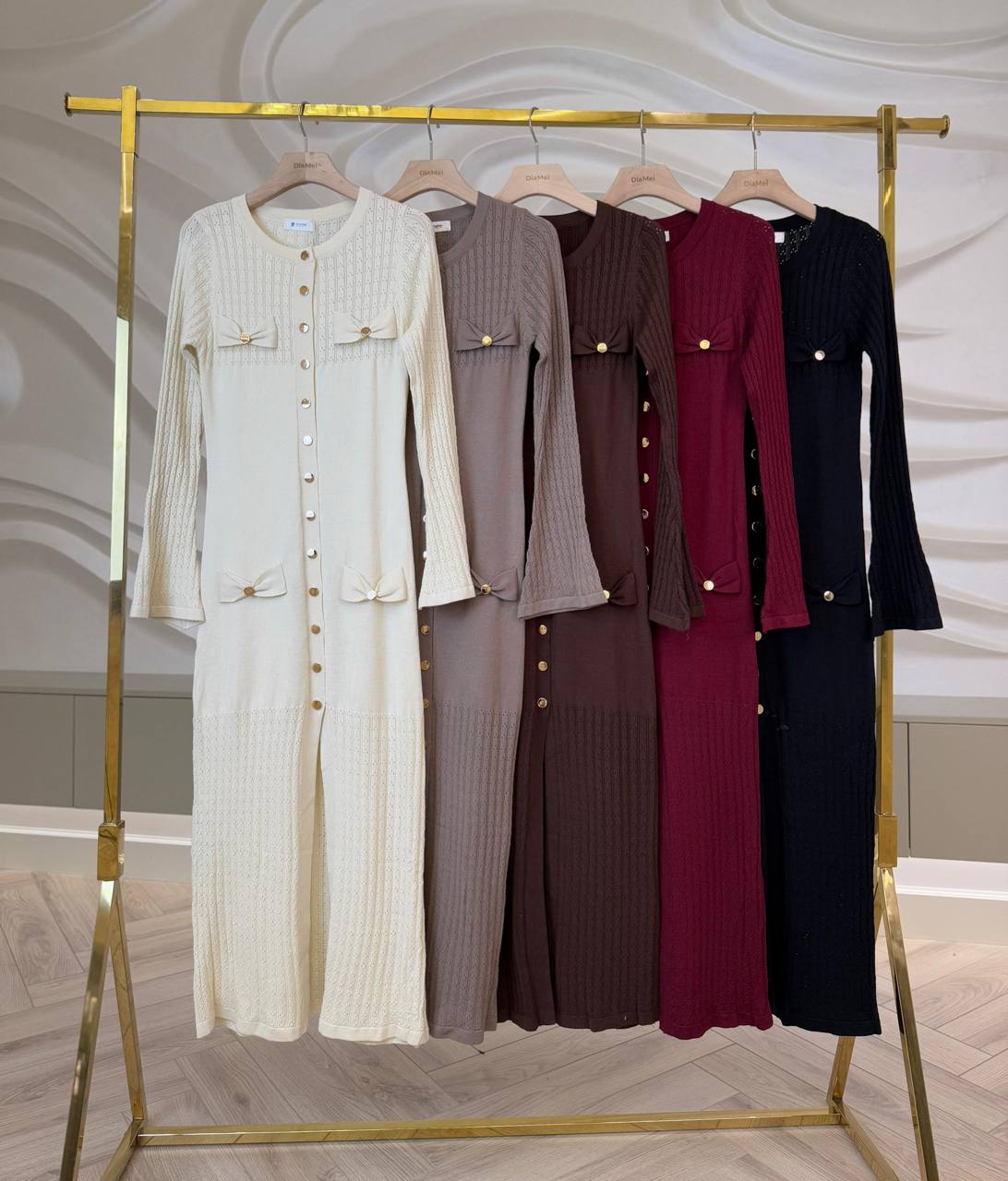 Вязаное платье с бантиками и золотистой фурнитурой