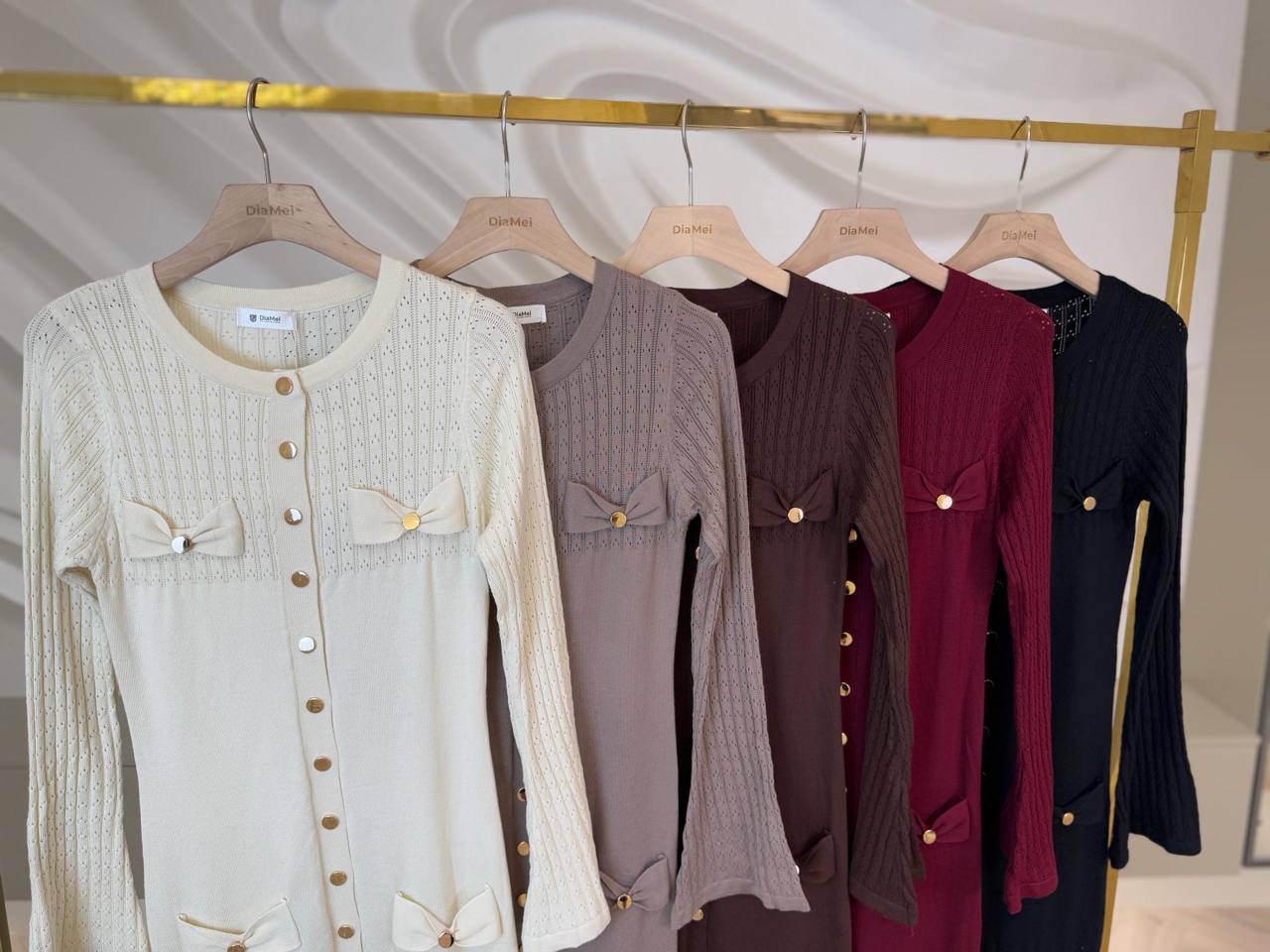 Вязаное платье с бантиками и золотистой фурнитурой