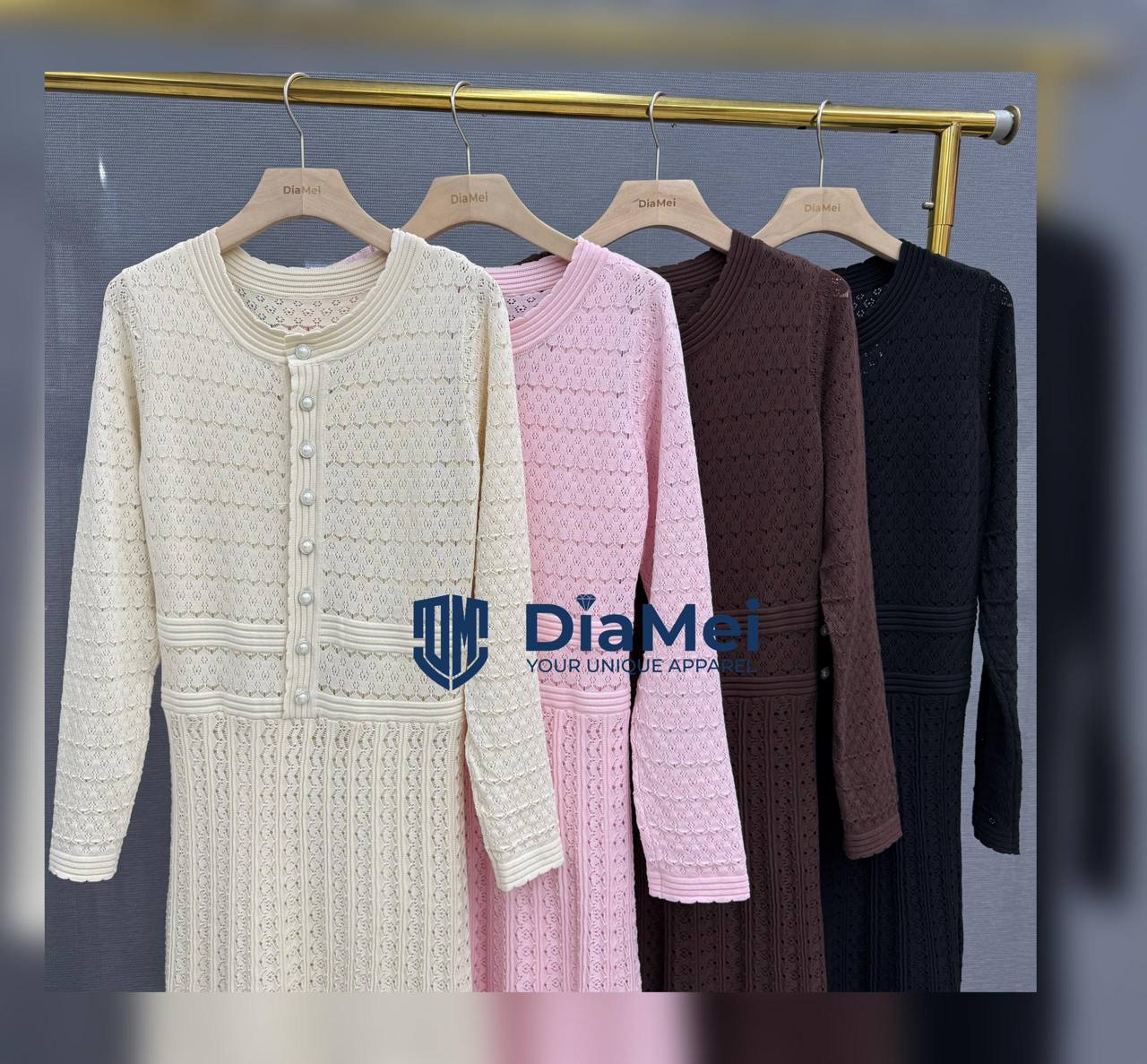 Ажурное трикотажное платье с жемчужными пуговицами