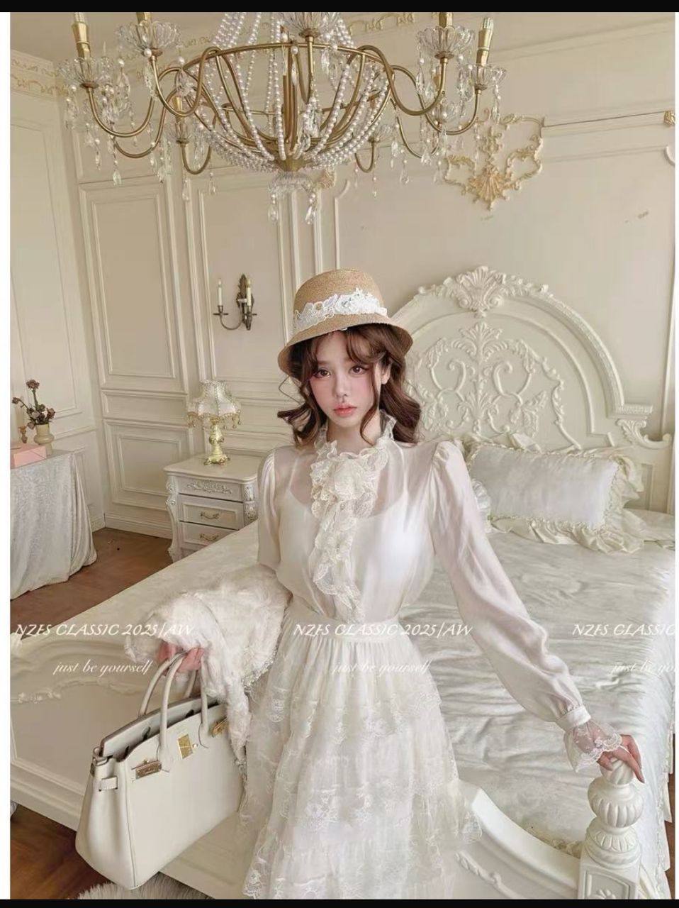 Нарядная блуза с кружевом
Элегантная модель с объёмными...