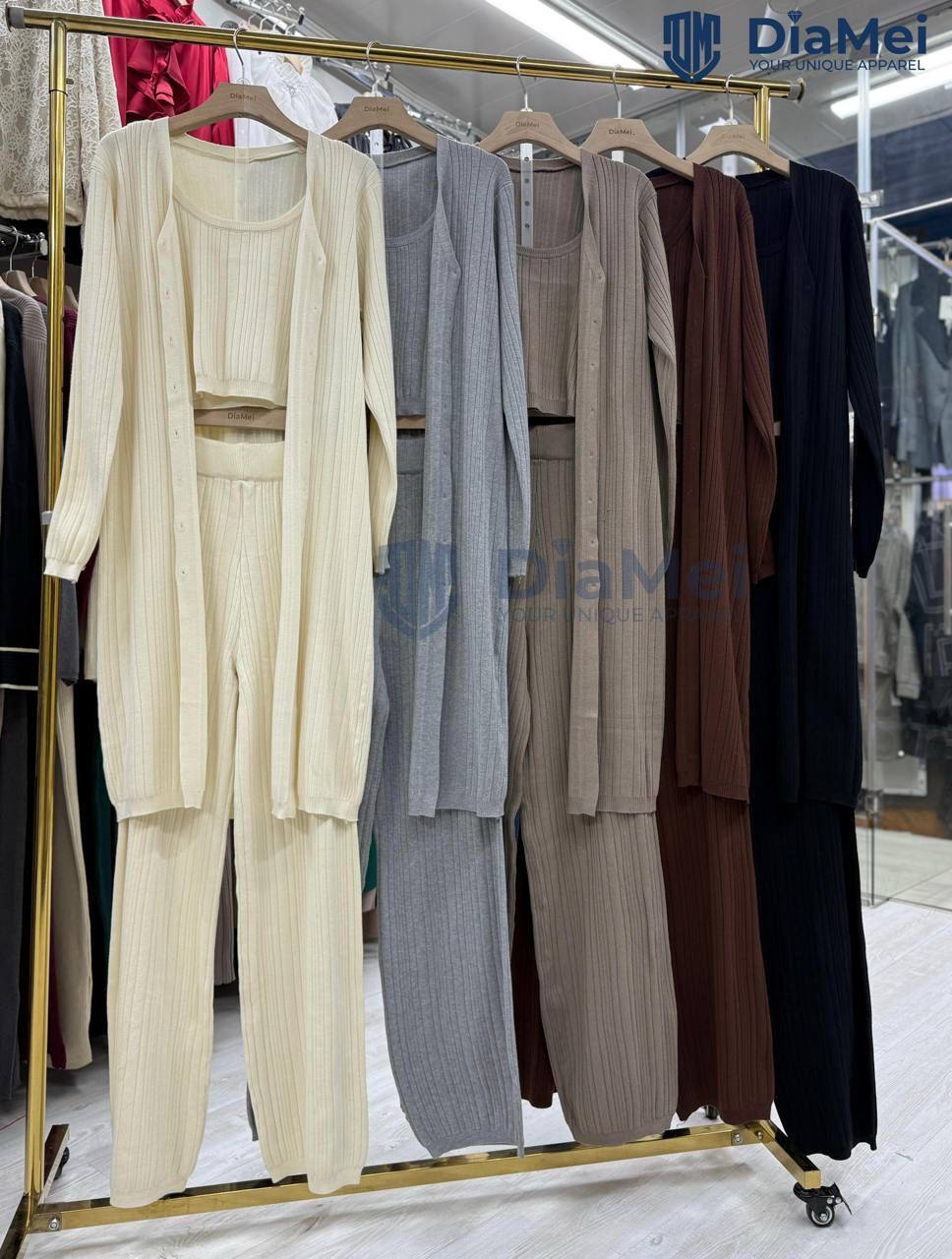 Трикотажная тройка в рубчик
Комплект из мягкого тянущег...