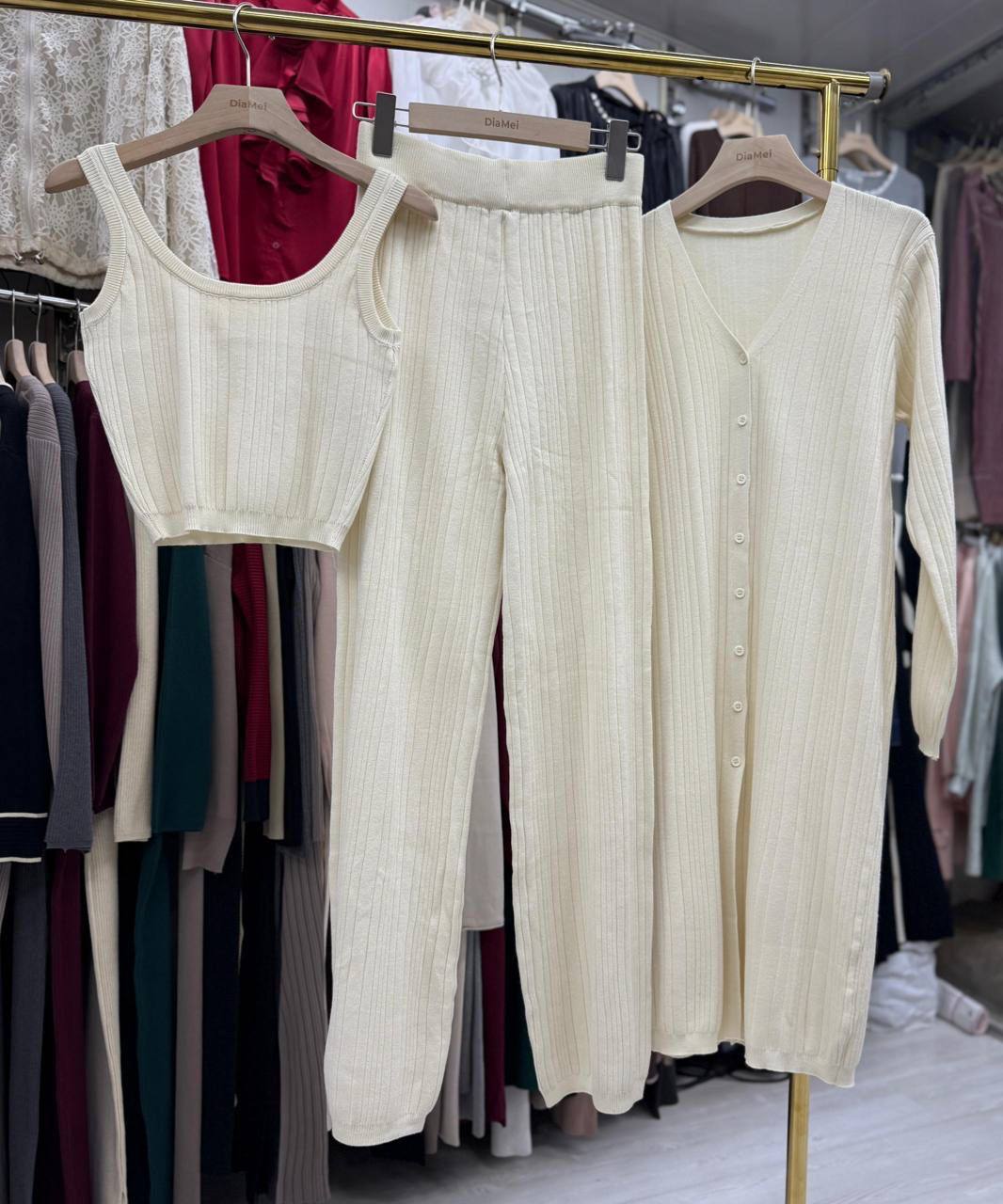 Трикотажная тройка в рубчик
Комплект из мягкого тянущег...