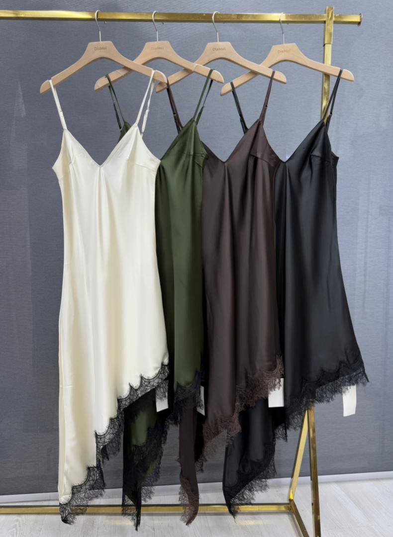 Шелковое платье-комбинация с кружевом — стильная новинк...