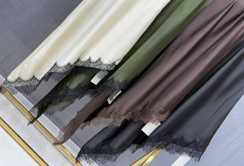 Шелковое платье-комбинация с кружевом — стильная новинк...