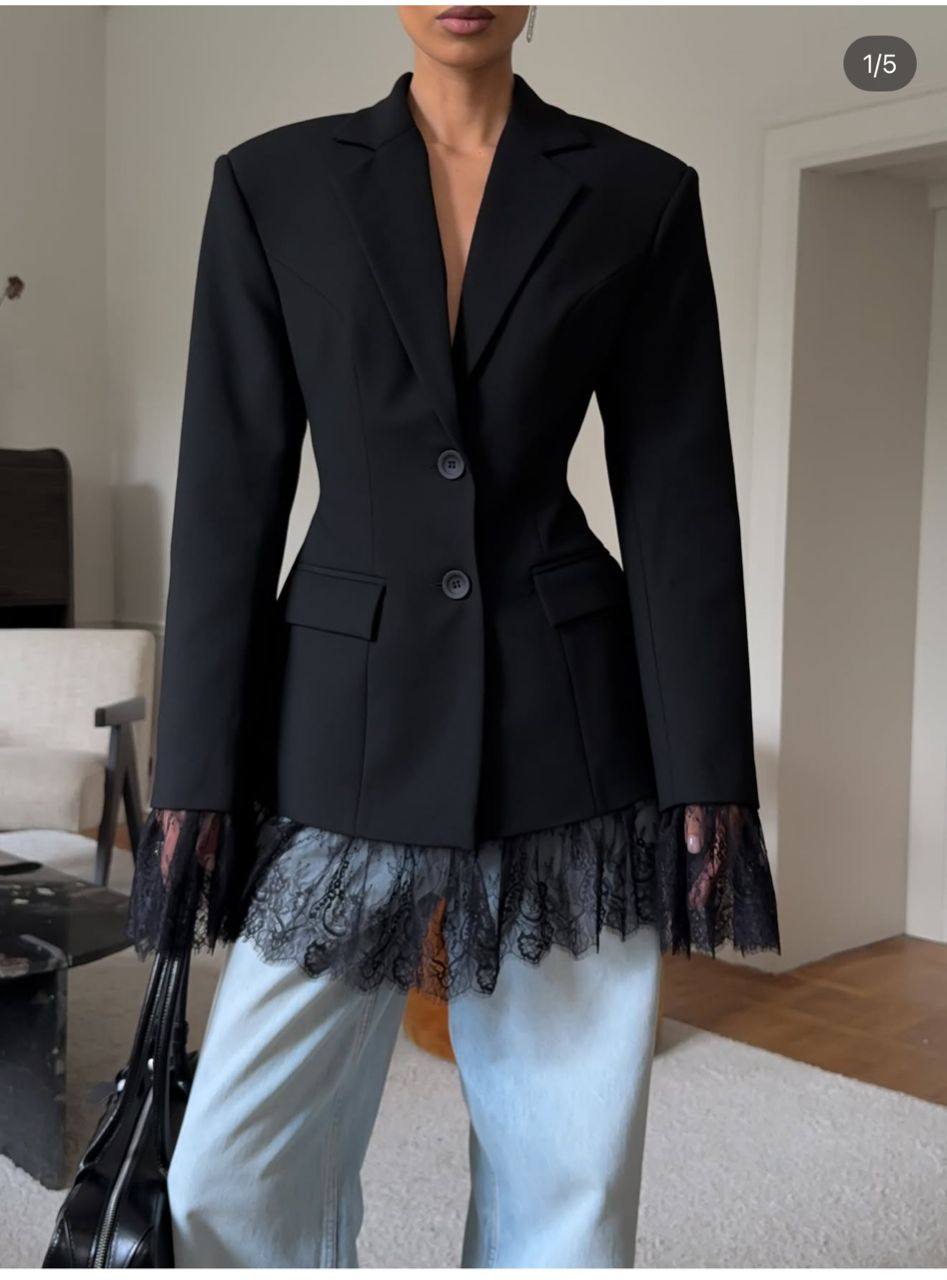 Blazer Lace Hem
Жакет с кружевной отделкой по низу