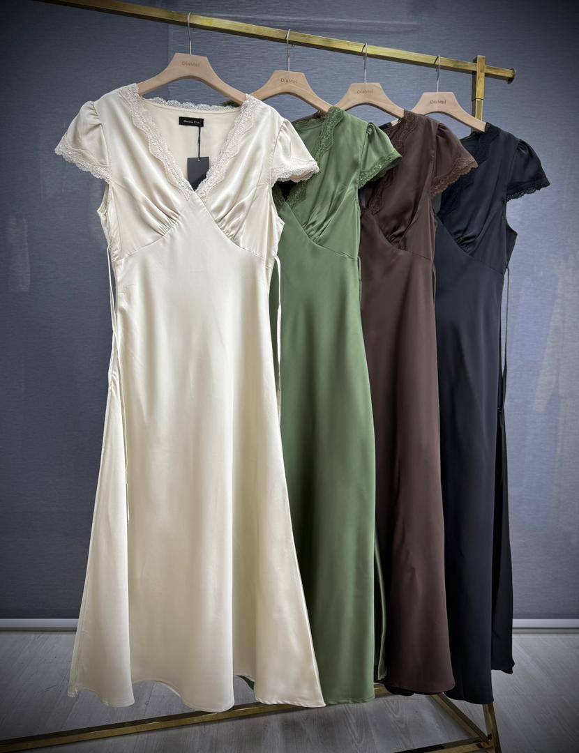 Satin V-Neck Maxi Dress
Атласное платье макси с кружевн...