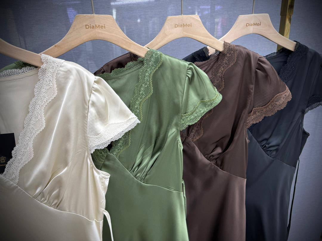 Satin V-Neck Maxi Dress
Атласное платье макси с кружевн...