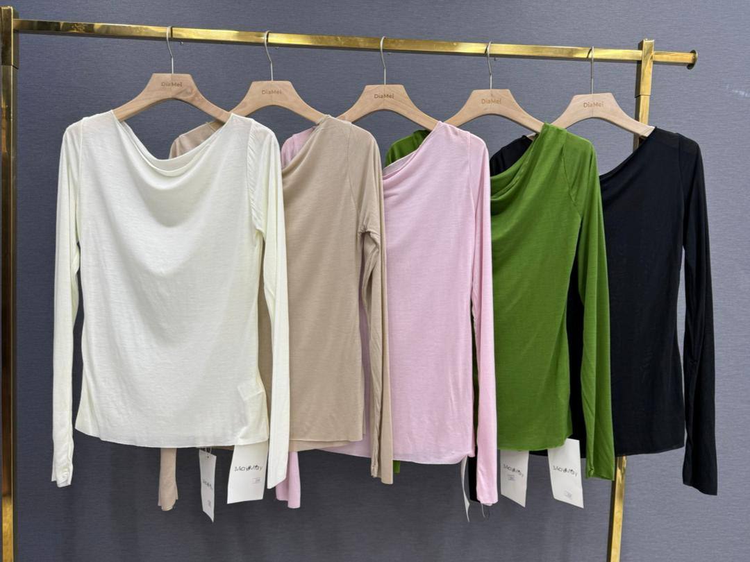 Sheer Fit Longsleeve
Облегающий лонгслив в стиле