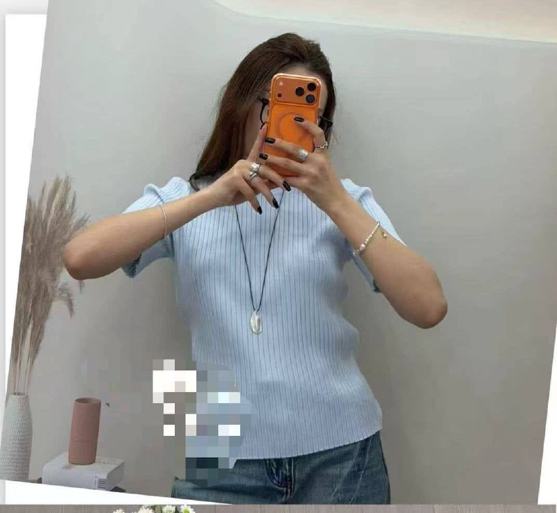 Rib Knit Tee
Мягкая базовая футболка из рубчика