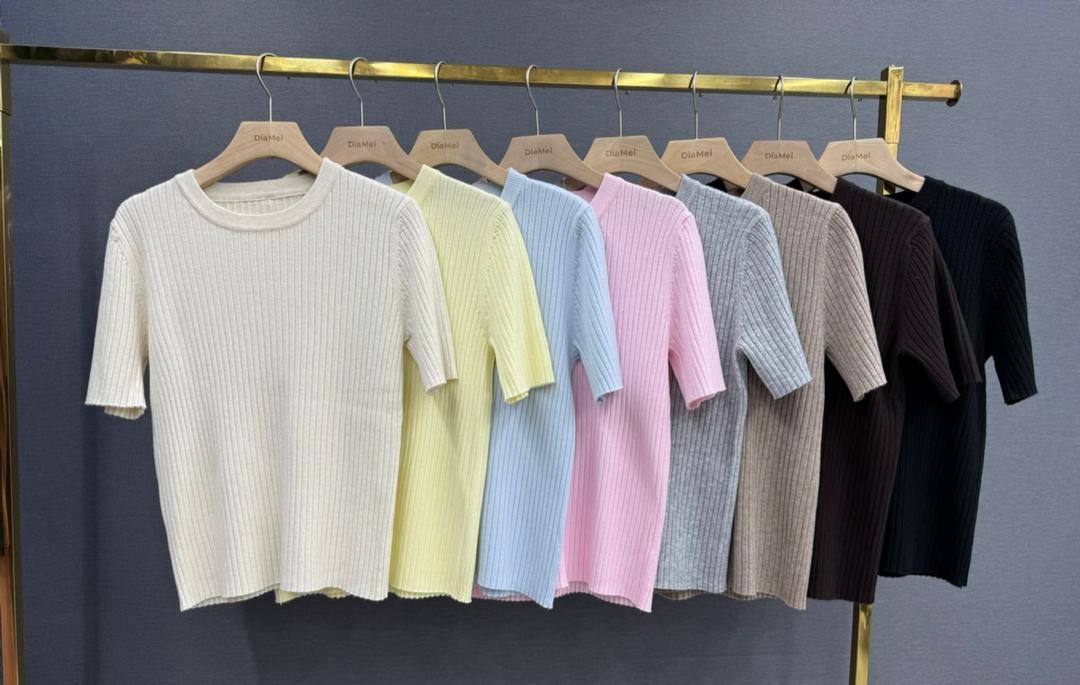 Rib Knit Tee
Мягкая базовая футболка из рубчика