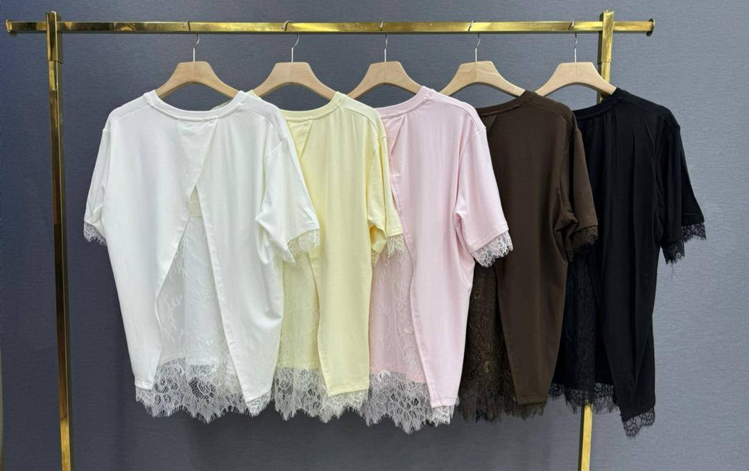 Lace Accent Tee
Женственная базовая футболка с кружевно...