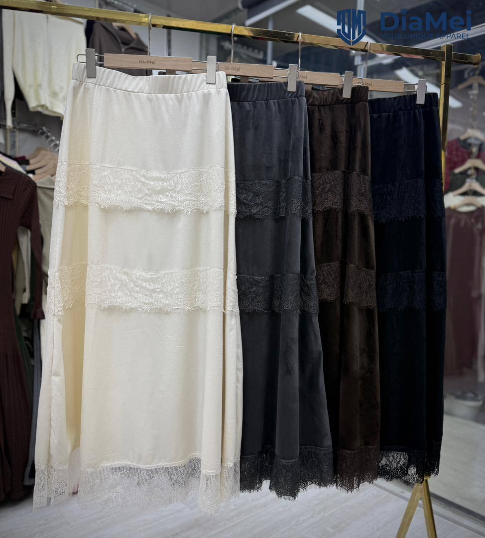Velvet Lace Maxi
Вельветовая юбка с кружевной отделкой