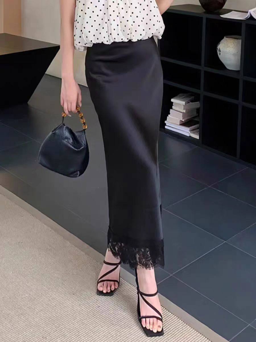 Атласная юбка с кружевным подолом