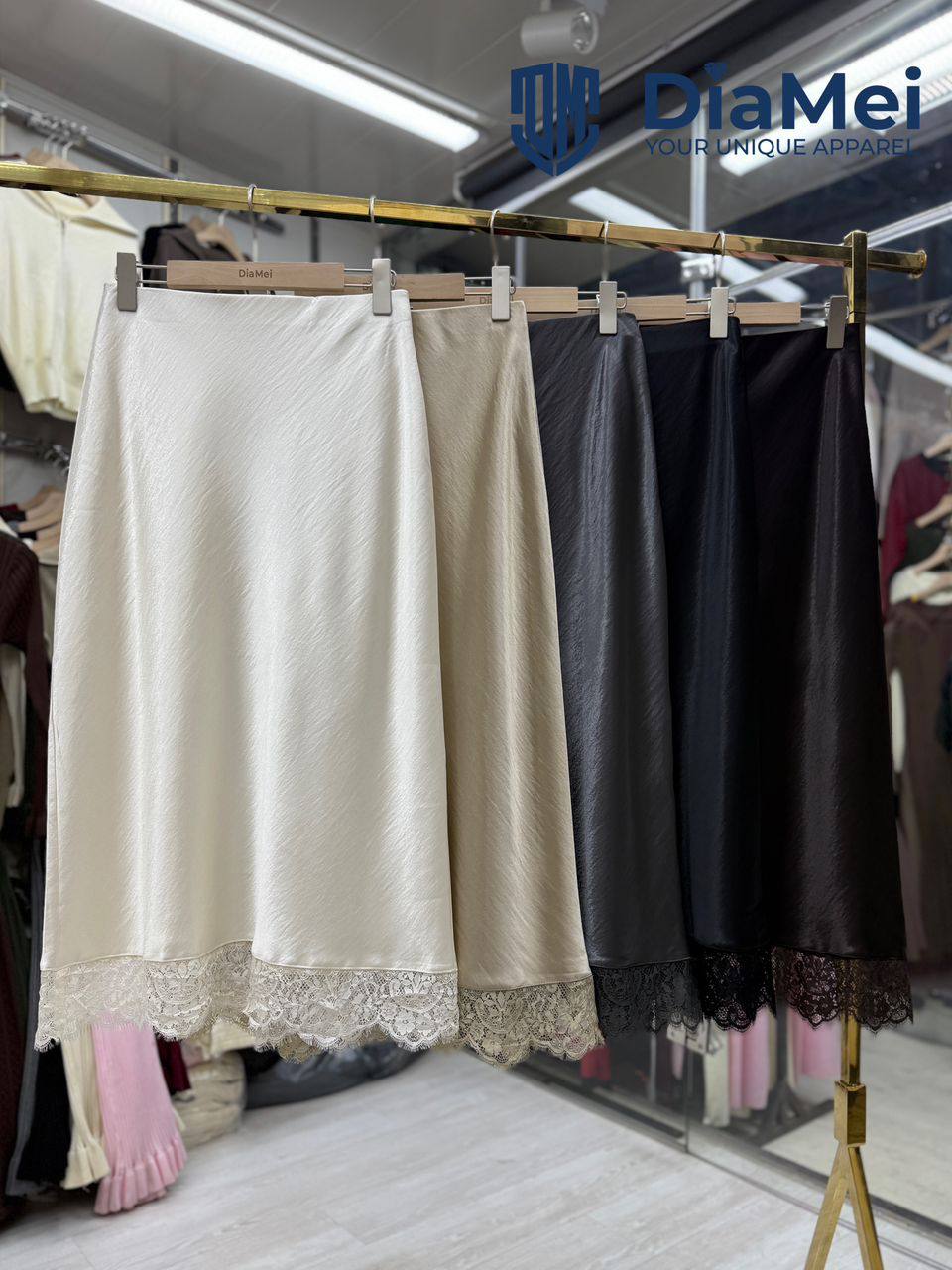 Атласная юбка с кружевным подолом