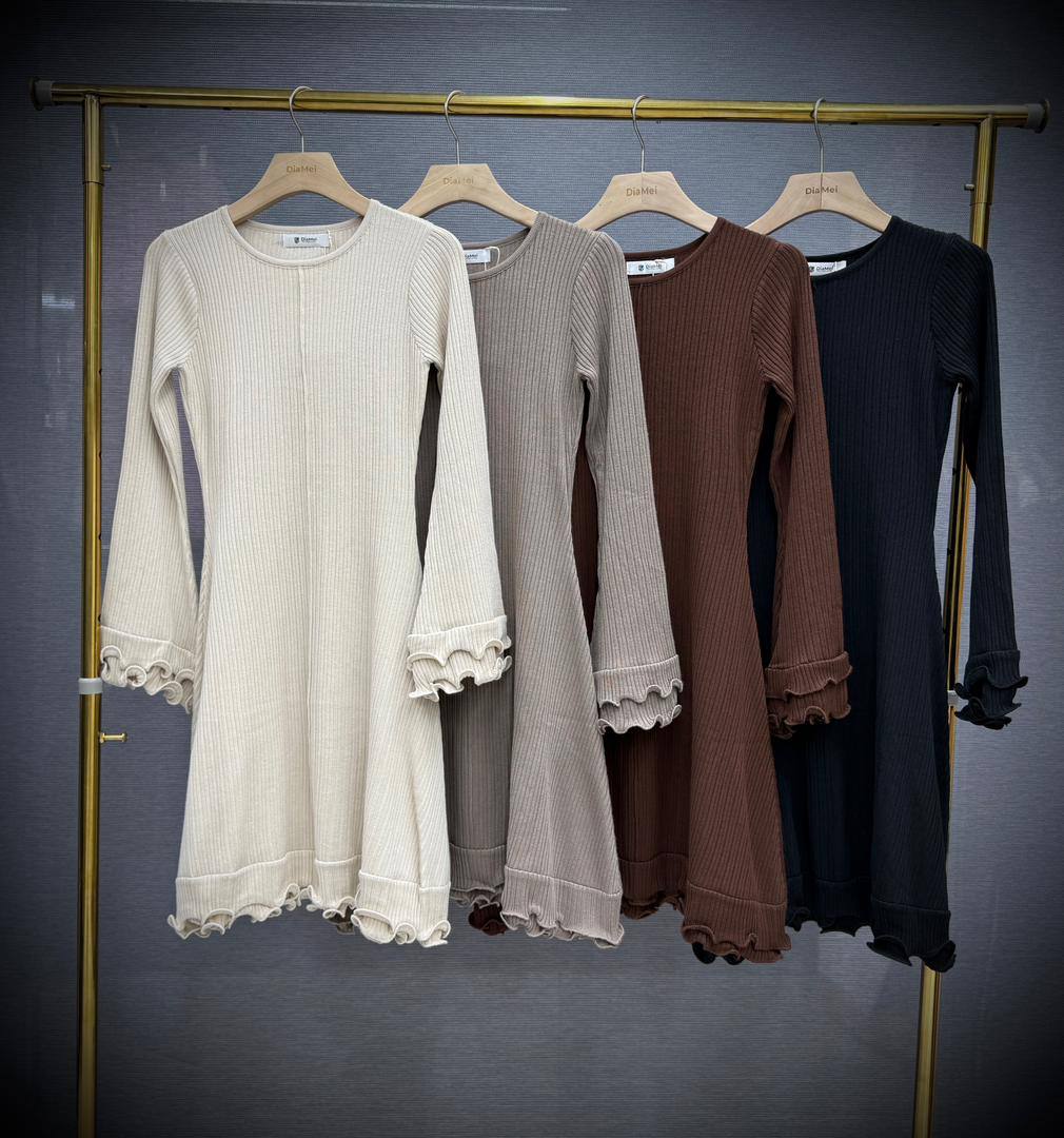 Ruffle Knit Mini Dress
Трикотажное мини-платье с волана...