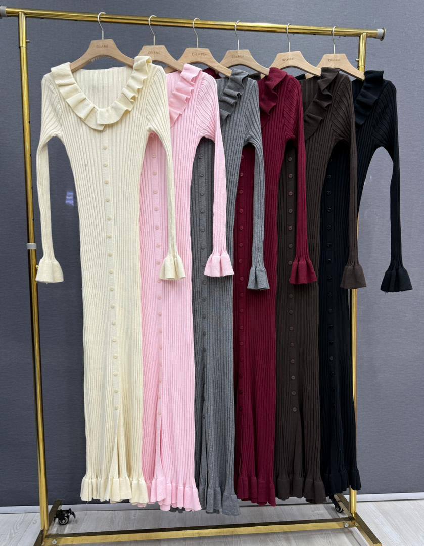 Ruffle Button Maxi Dress
Трикотажное платье макси с вол...