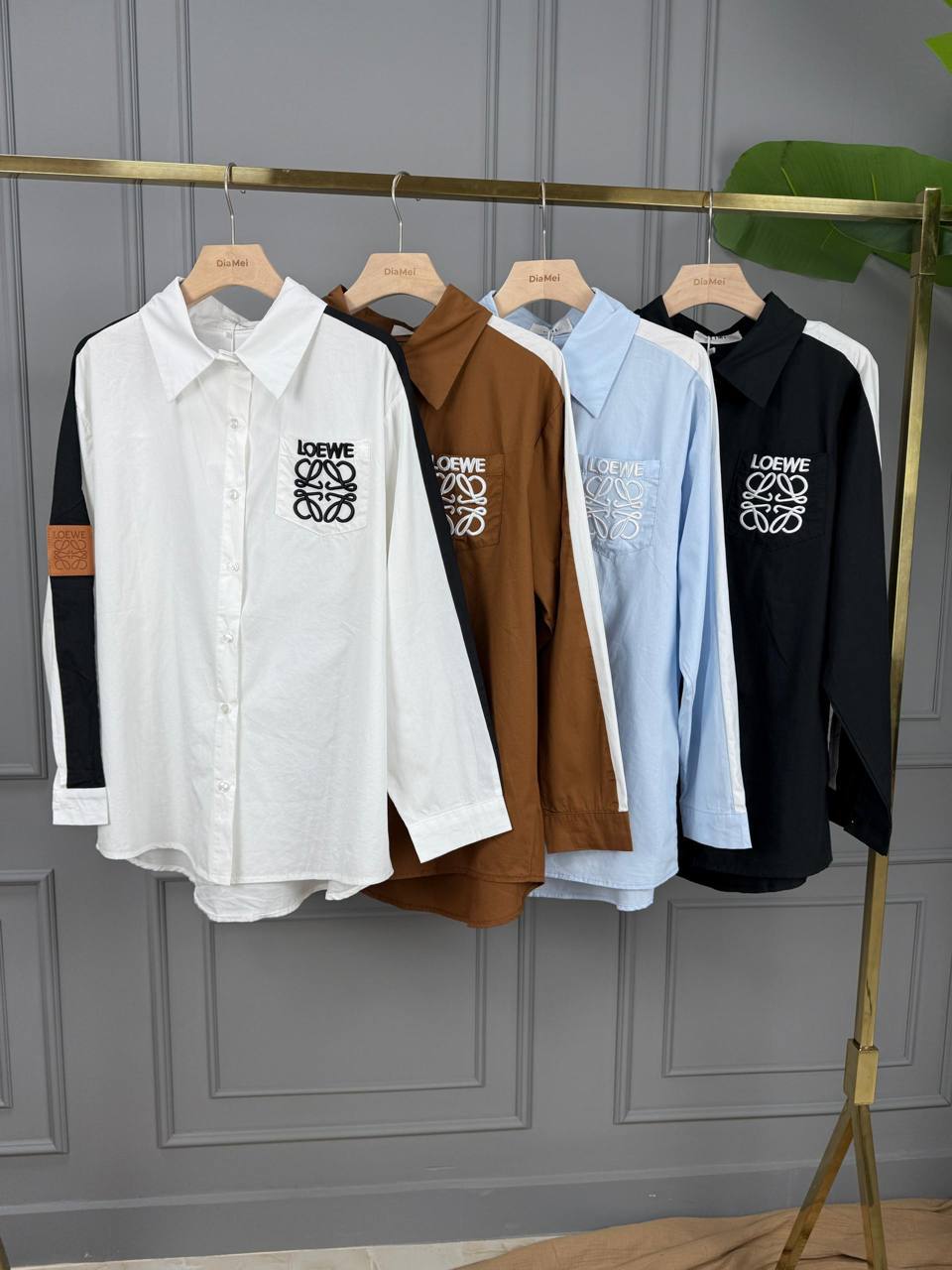 Рубашка с фирменной вышивкой и контрастными вставками