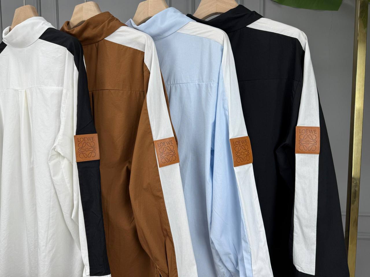 Рубашка с фирменной вышивкой и контрастными вставками