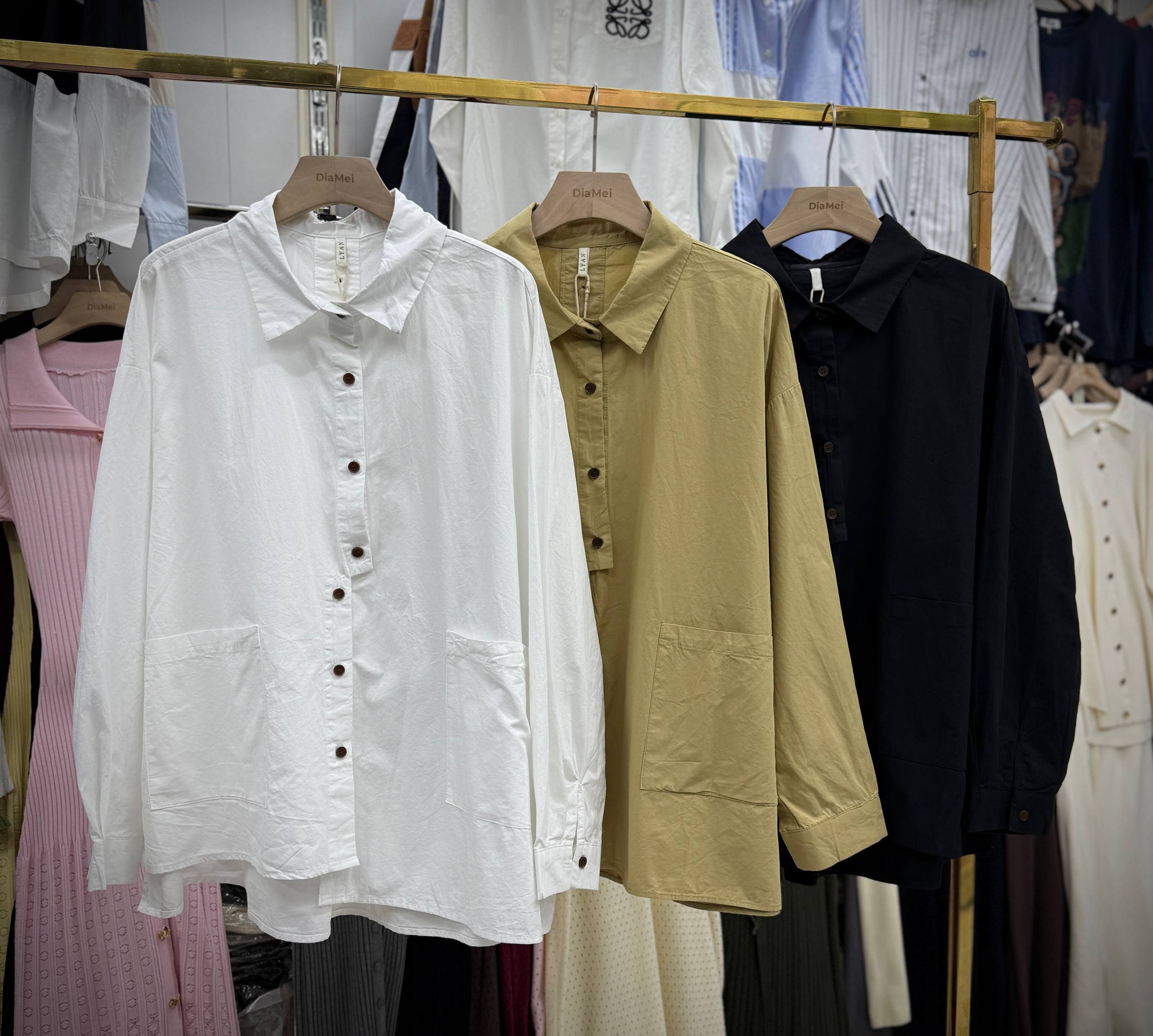 Рубашка с крупными карманами и акцентными пуговицами