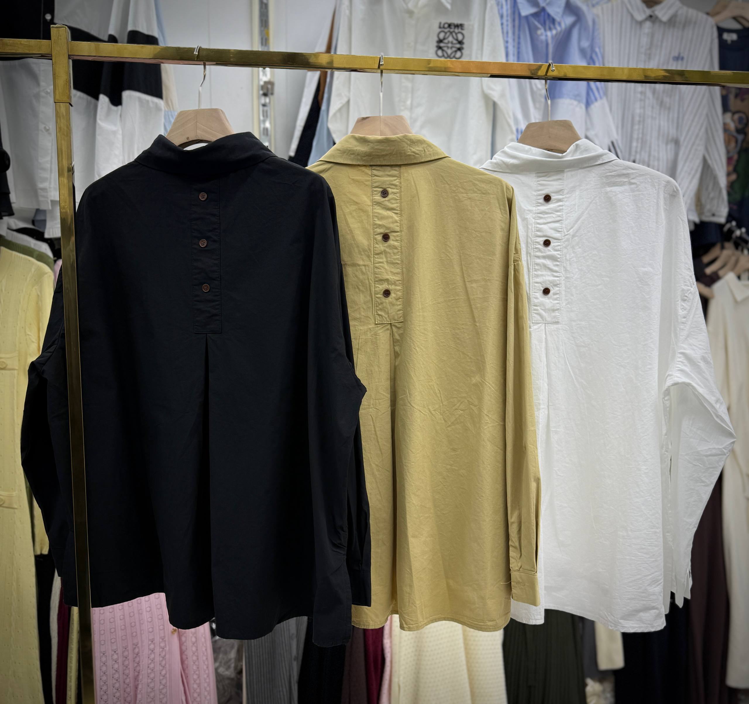 Рубашка с крупными карманами и акцентными пуговицами