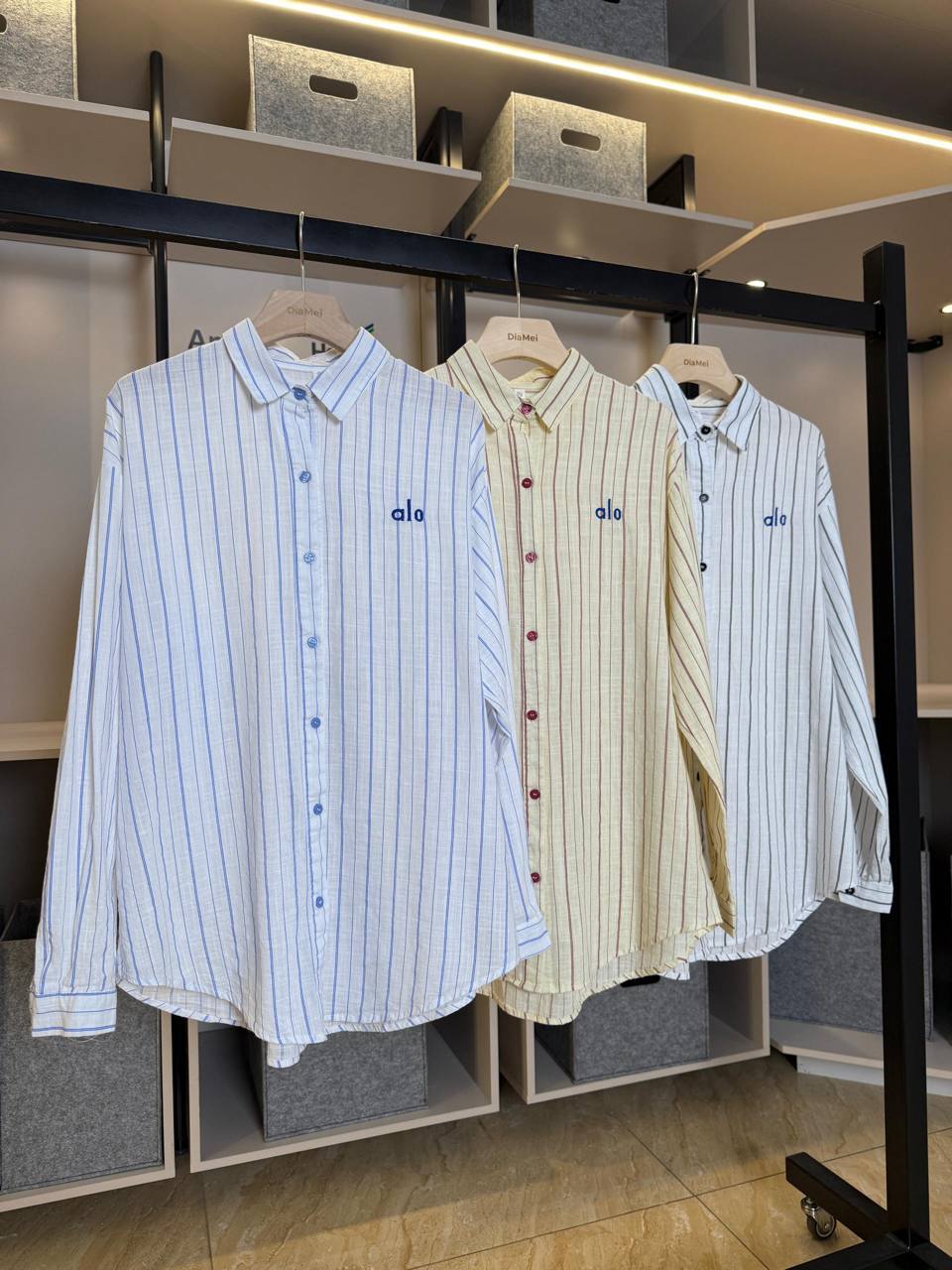 Лёгкая рубашка в тонкую полоску