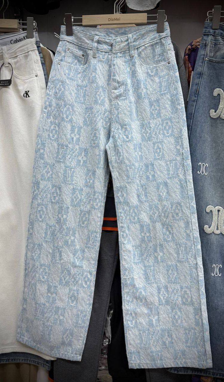 Джинсы широкого кроя
● Размеры: S / M / L / XL
● Цена: ...