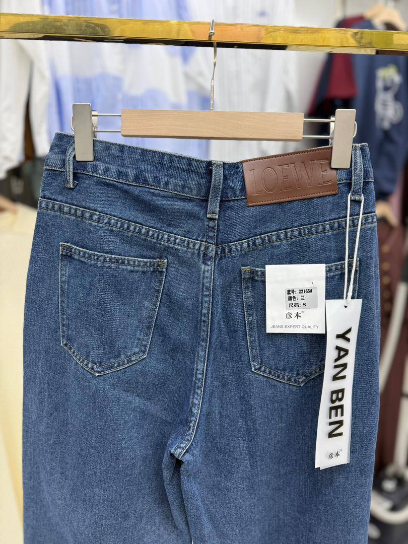 Джинсы Wide Leg с вышивкой
Стильные джинсы широкого кро...