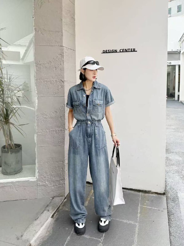 Джинсовый комбинезон Wide Leg
Стильный комбинезон из де...