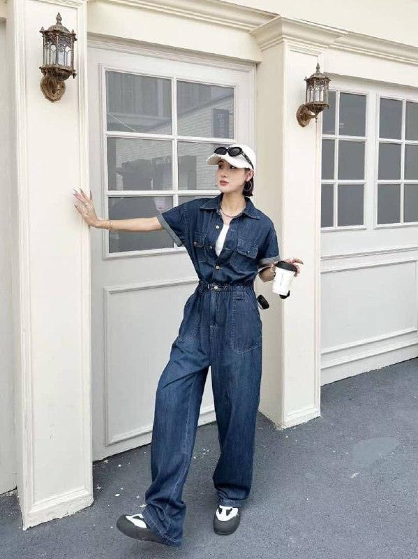 Джинсовый комбинезон Wide Leg
Стильный комбинезон из де...