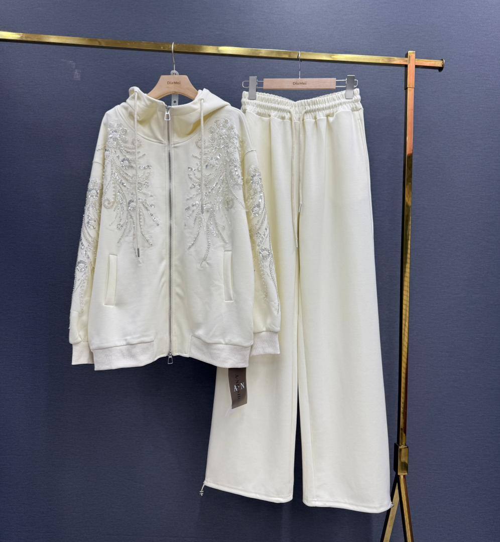 Embroidered Lounge Set
Стильный костюм: худи на молнии ...