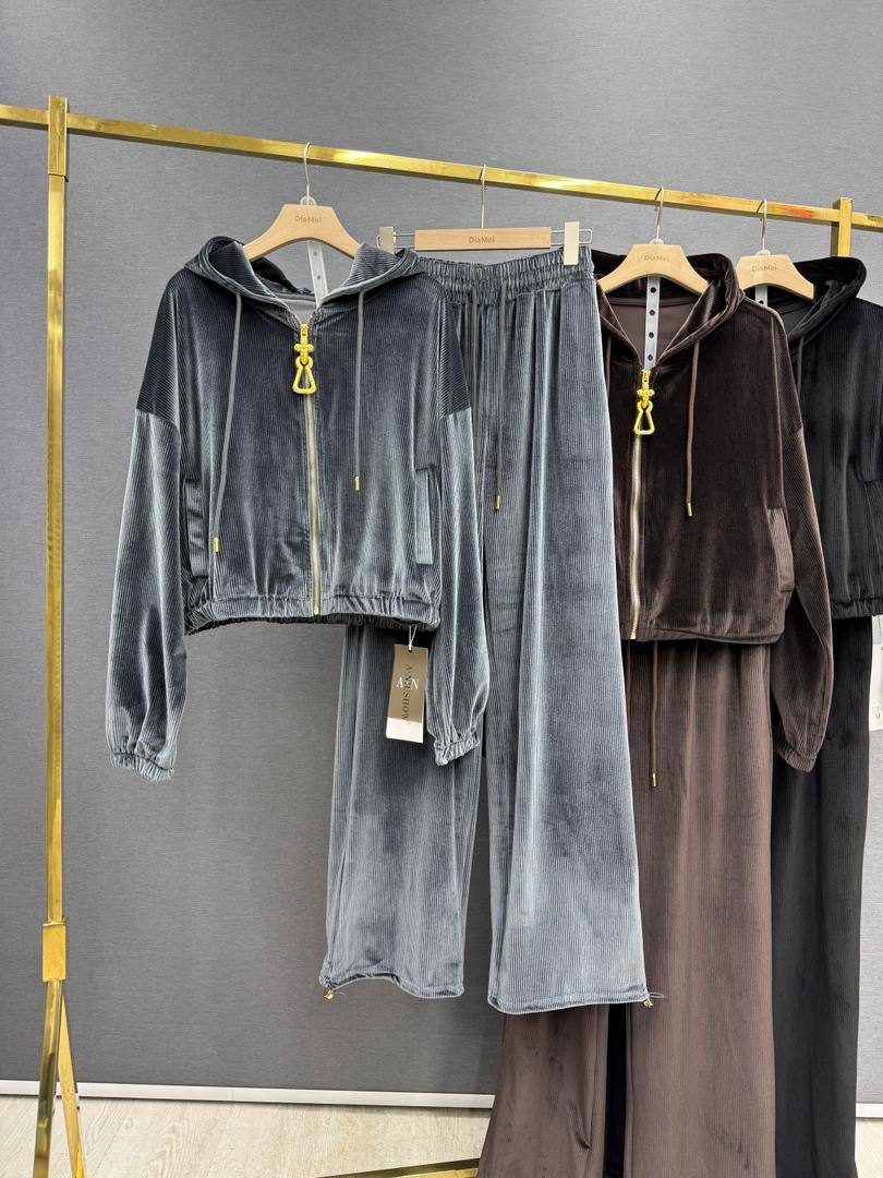 Velour Lounge Set
Бархатный костюм: худи на молнии с ка...